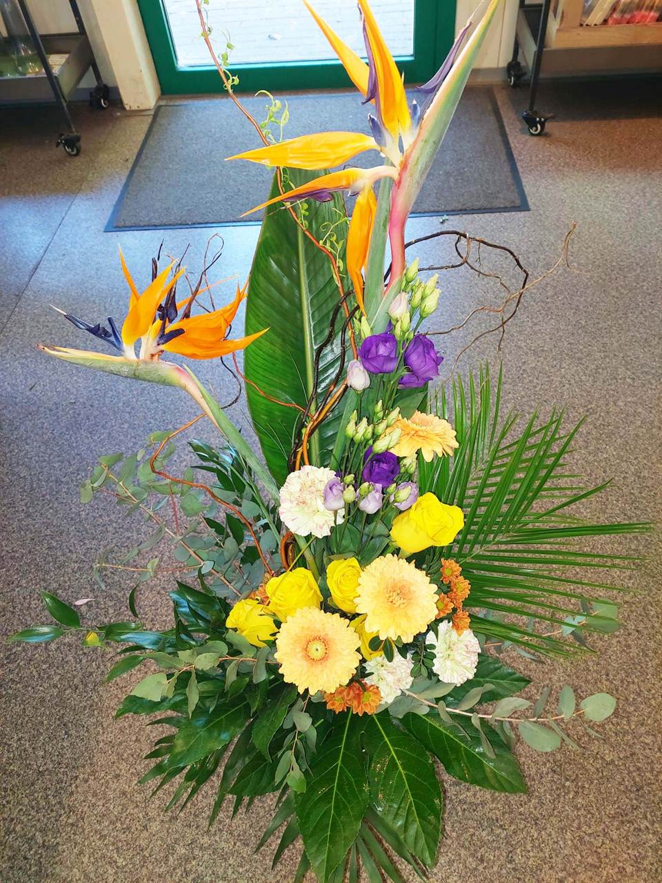 Buntes Blumengesteck – handgefertigt im Blumenpavillon