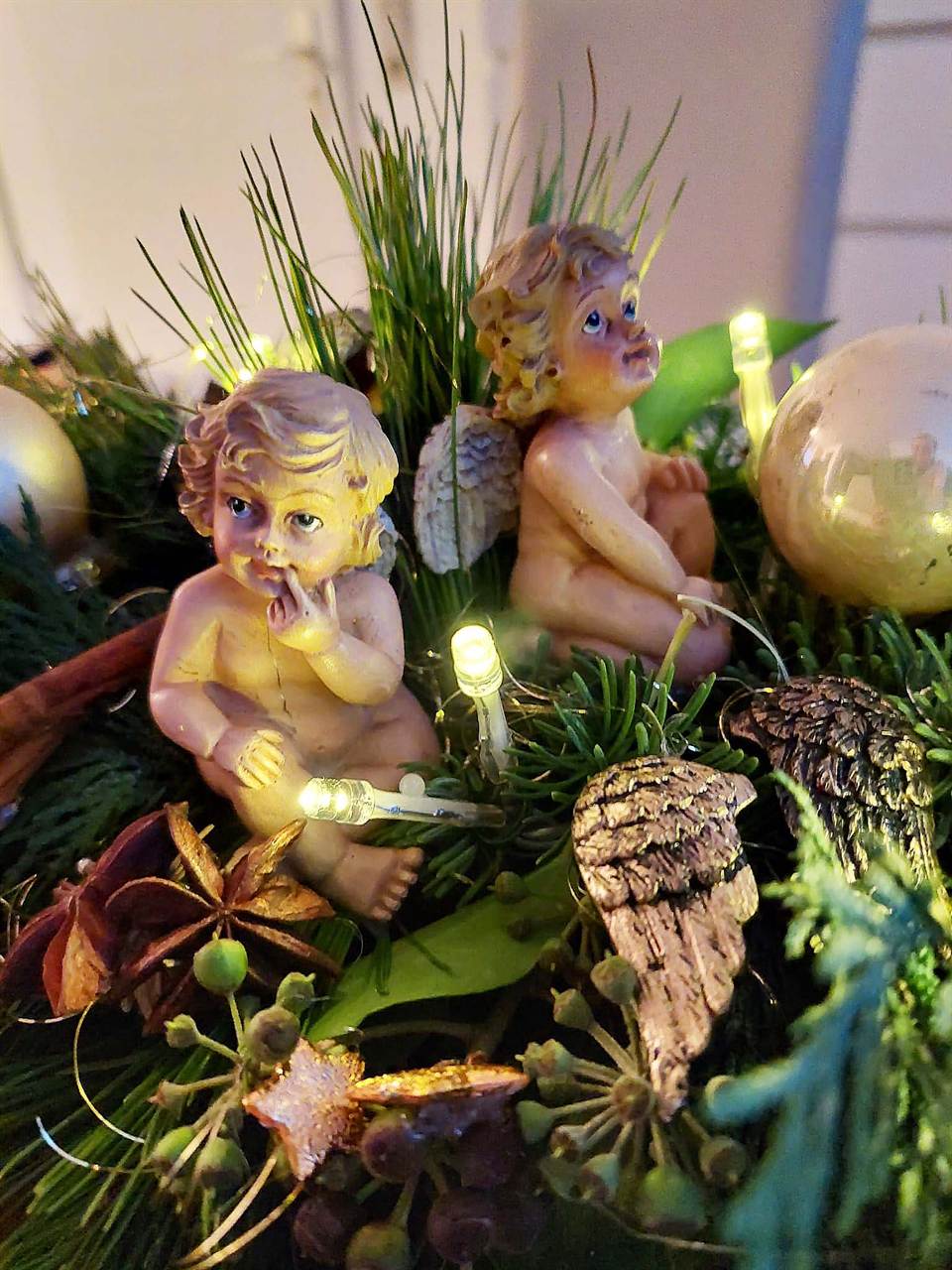 Florales Gesteck mit saisonalen Blumen
