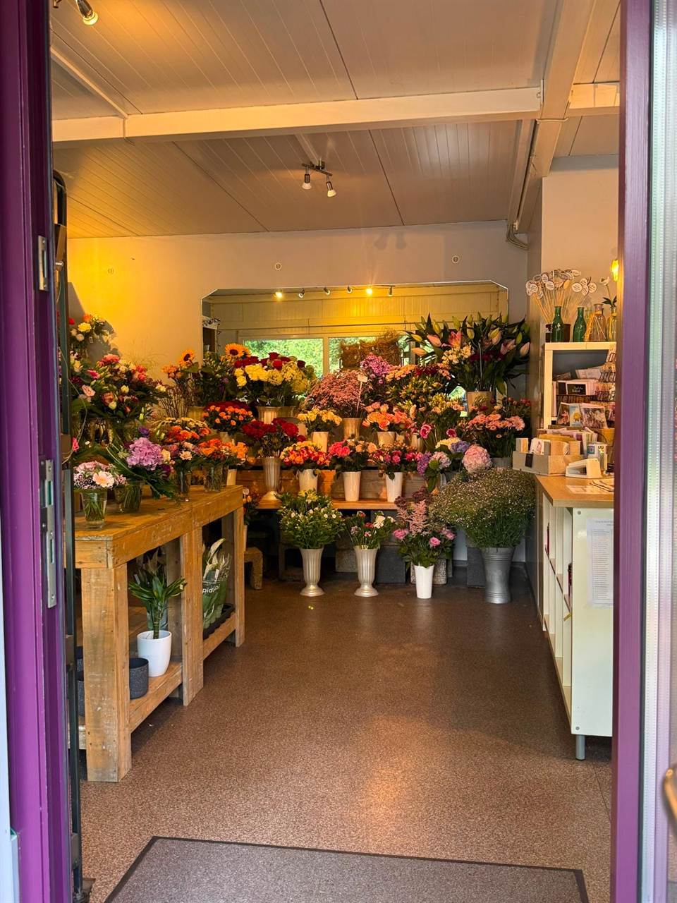 Verkaufsregale mit frischen Blumen