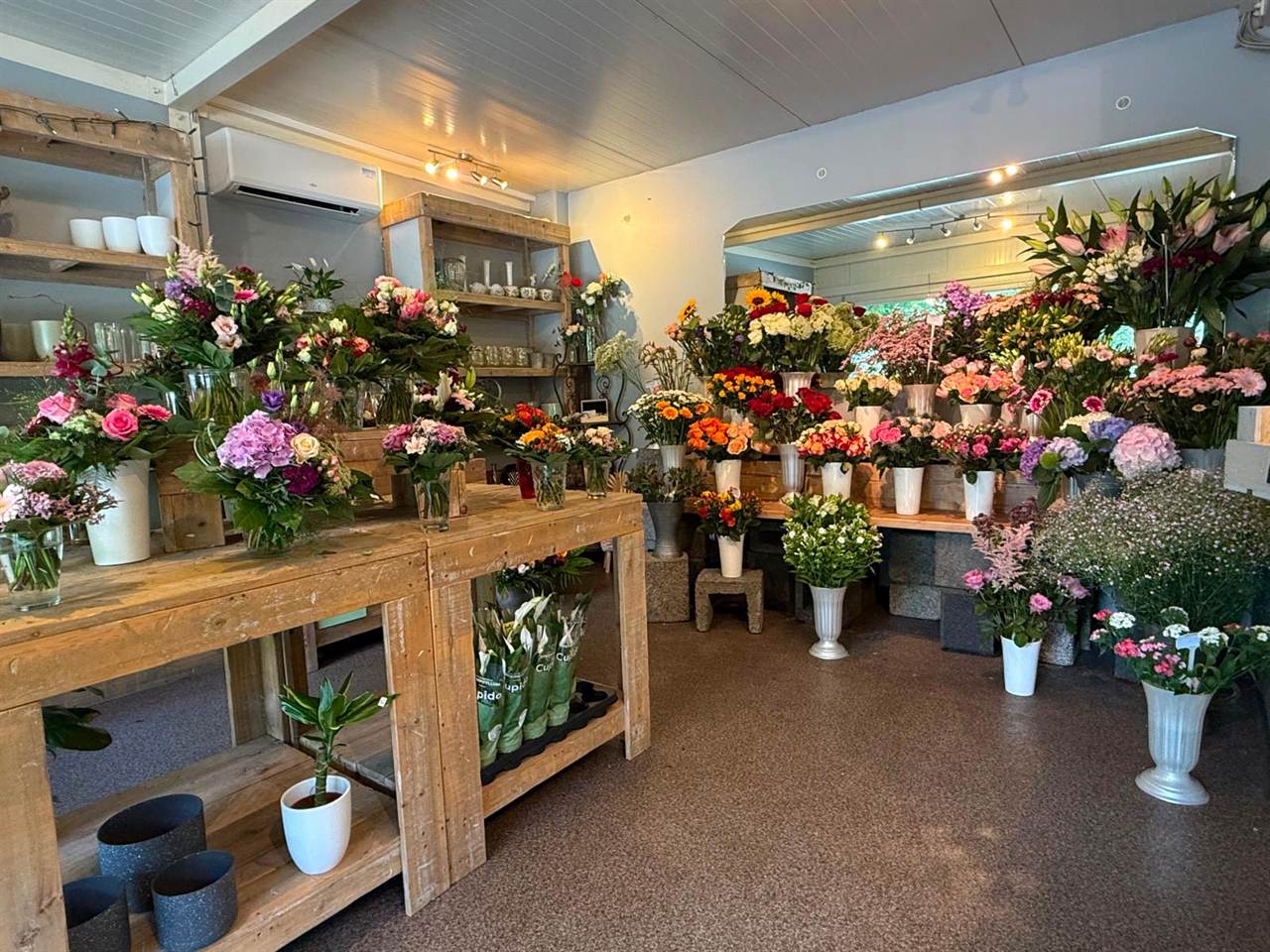 Innenraum vom Blumenpavillon mit vielfältigem Angebot