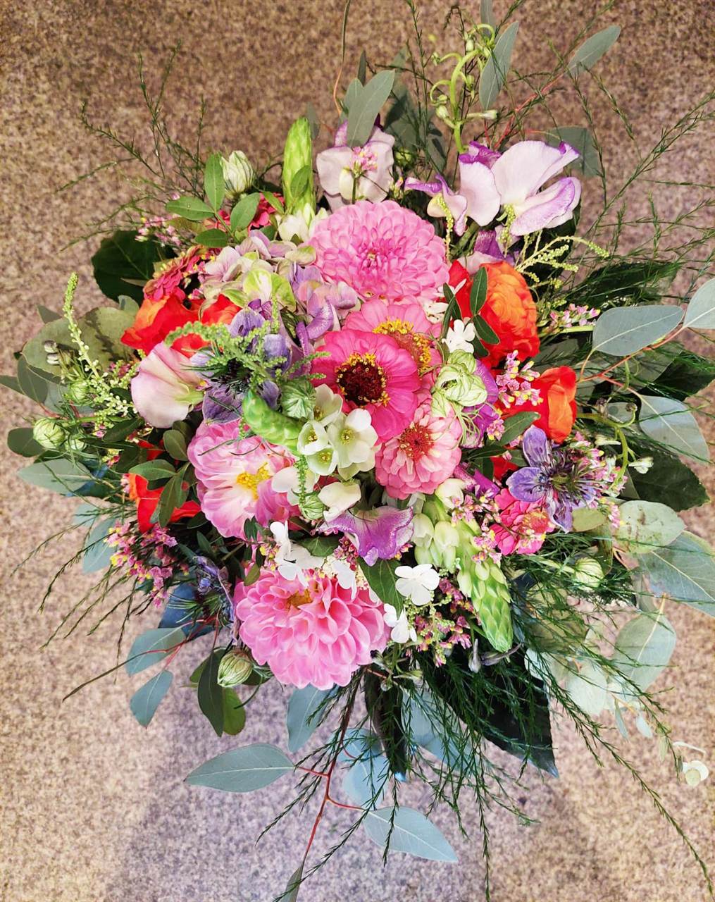 Saisonaler Strauß mit farbigen Blüten