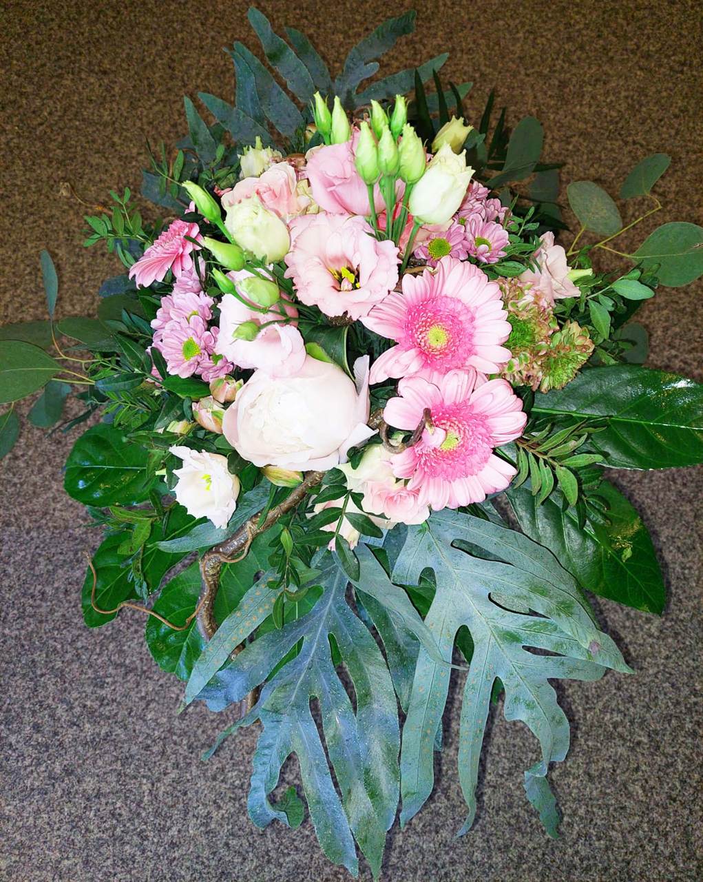 Frischer Strauß mit Rosen und Beiwerk