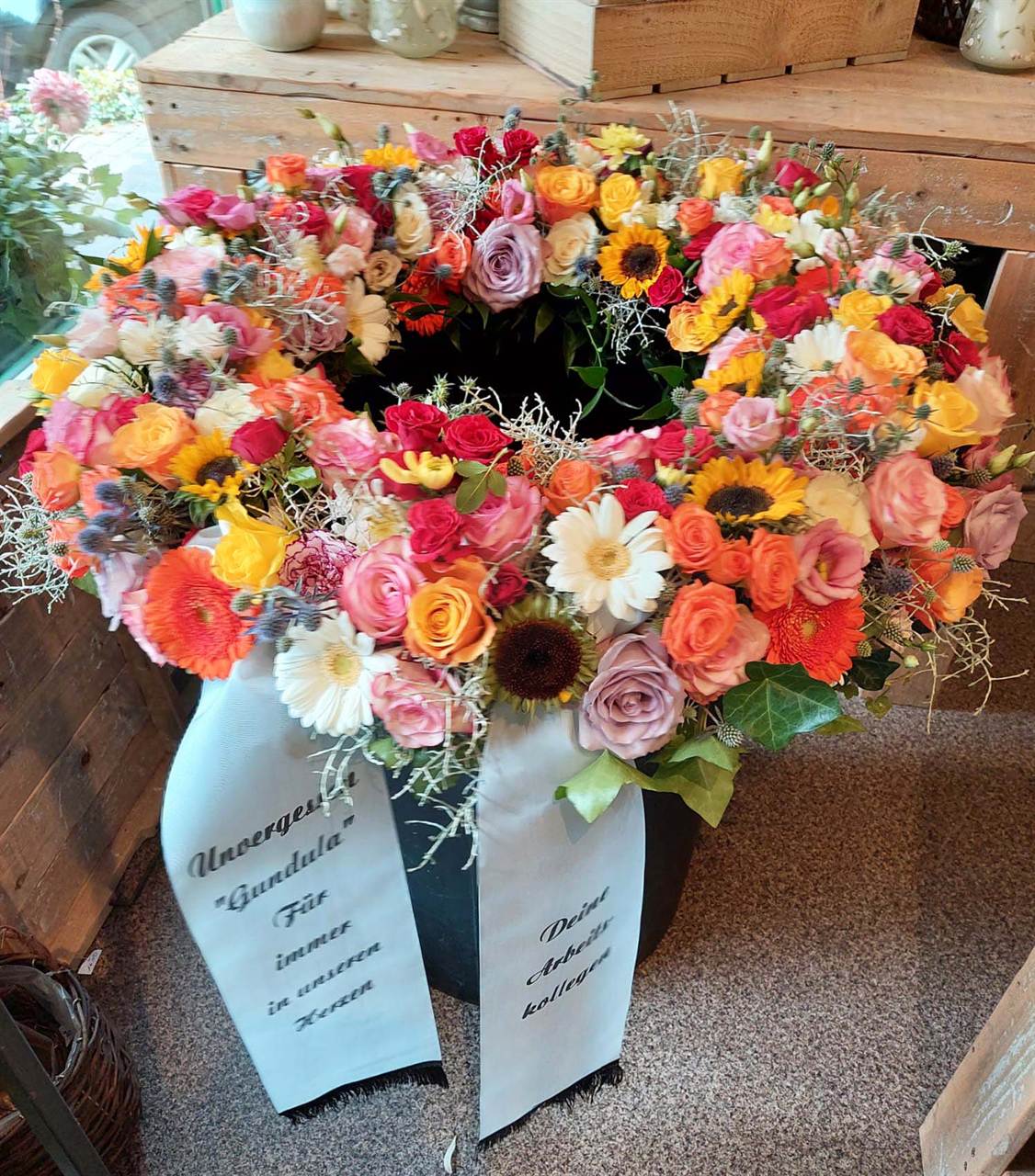 Trauerarrangement mit dezenten Blüten